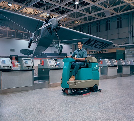 T7+ Lavapavimenti uomo a bordo alt 6